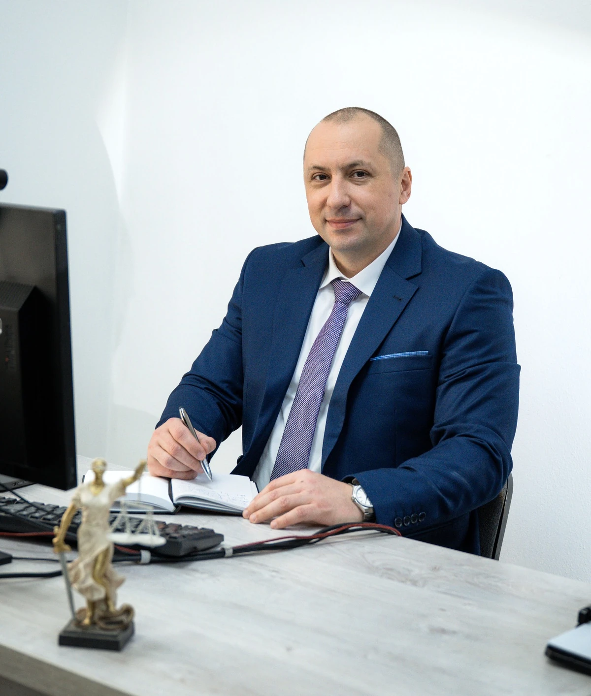 Петро Тесля за робочим столом з нотатником